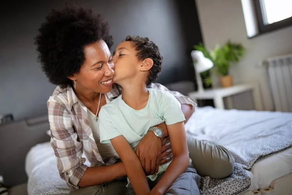 Feliz Madre Africana Jugando Divirtiéndose Abrazándose Con Hijo Casa — Foto de Stock