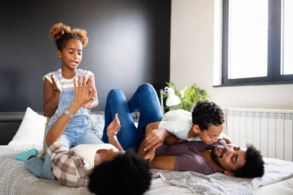 Mutlu Afro Amerikan Ailesi Birlikte Vakit Geçiriyor Evde Eğleniyor — Stok fotoğraf