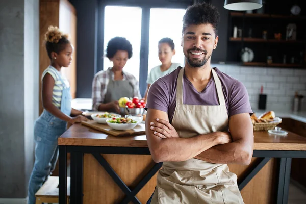 Glückliche Familie Bereitet Gemeinsam Gesundes Essen Der Küche — Stockfoto