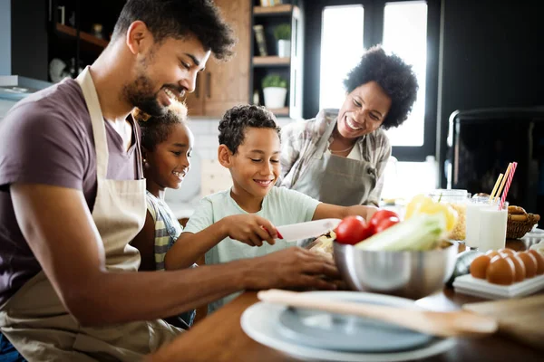 Família Afro Americana Feliz Preparando Alimentos Orgânicos Saudáveis Juntos Cozinha — Fotografia de Stock