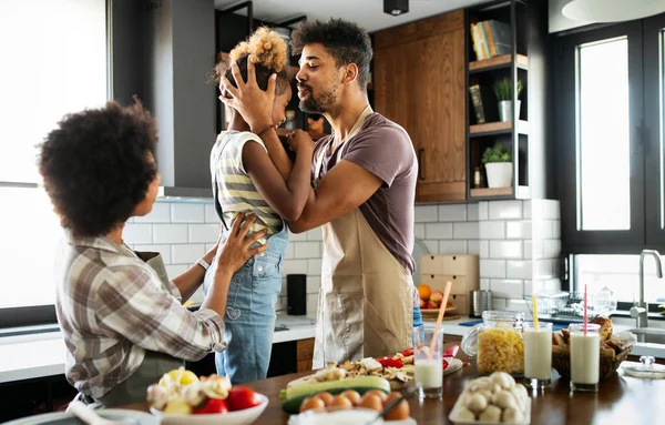 Glückliche Familie Bereitet Hause Der Küche Gemeinsam Essen — Stockfoto