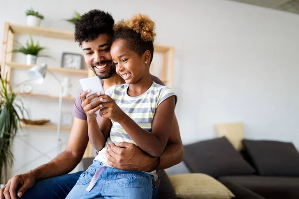 Ευτυχισμένος Πατέρας Και Κόρη Διασκεδάζουν Smartphone Μαζί Αγκαλιάζονται Χαμογελούν Αστείο — Φωτογραφία Αρχείου