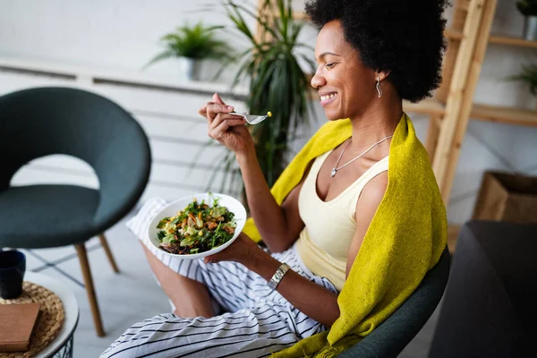 Neşeli Afro Amerikan Kadın Evde Taze Sebze Salatası Yiyor — Stok fotoğraf