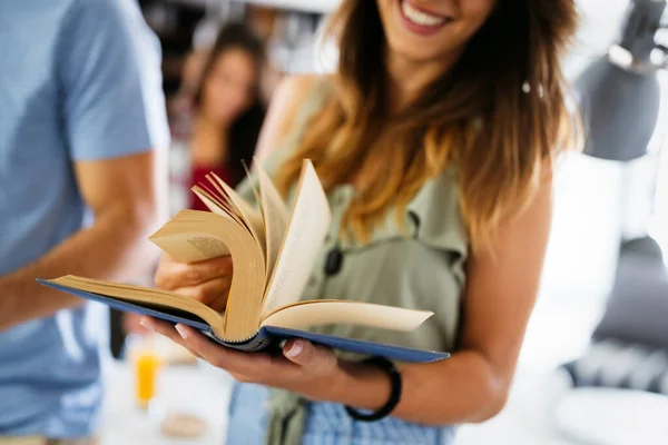 Üniversite Hayatının Tadını Çıkarıyorum Güzel Mutlu Bir Kadın Elinde Kitaplarla — Stok fotoğraf