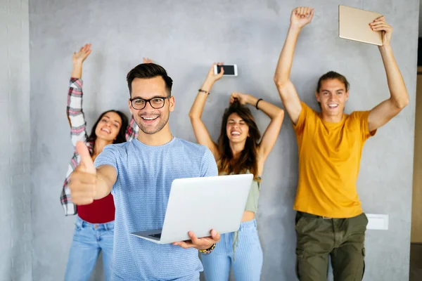 Grupo Amigos Felizes Pessoas Sorrindo Conectadas Por Dispositivos Digitais Tecnologia — Fotografia de Stock