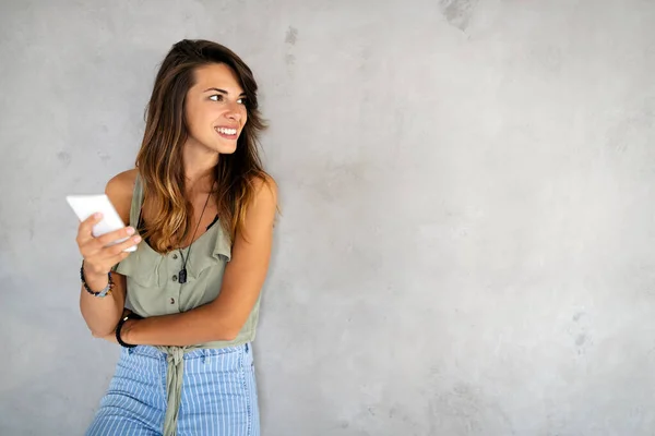 Retrato Una Joven Feliz Con Teléfono Móvil Tecnología Dispositivos Concepto — Foto de Stock