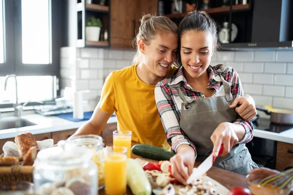 Mutlu Genç Çift Taze Yemek Hazırlarken Modern Mutfakta Eğleniyor — Stok fotoğraf