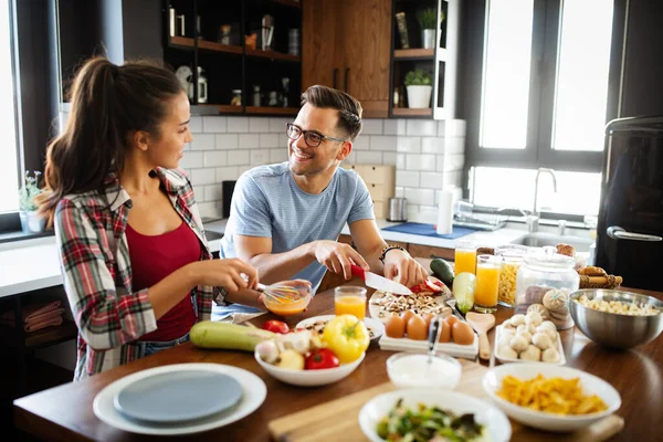 Felice Giovane Coppia Divertirsi Cucina Moderna Mentre Prepara Cibo Fresco — Foto Stock