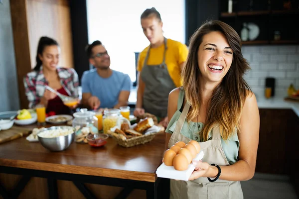 Pessoas Felizes Bonitas Amigos Está Sorrindo Enquanto Cozinhando Juntos Divertindo — Fotografia de Stock