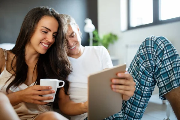 Feliz Joven Pareja Casa Usando Tableta Digital Divertirse — Foto de Stock