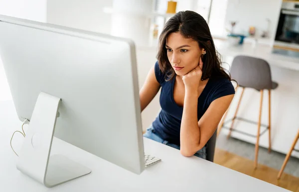 Mulher Bonita Trabalhando Computador Tecnologia Pessoas Conceito Trabalho — Fotografia de Stock