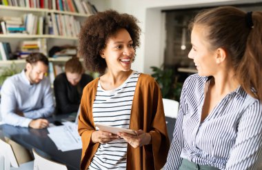Mutlu işçilerle başarılı bir birliktelik. İş görüşmesi takım çalışması ofis kavramı