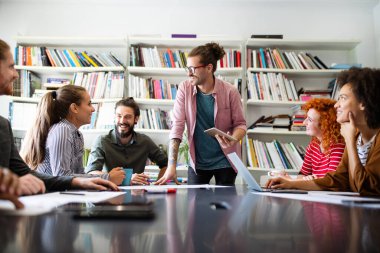 İş adamları tasarımcıları takım çalışması planlama ofisi toplantısı konsepti