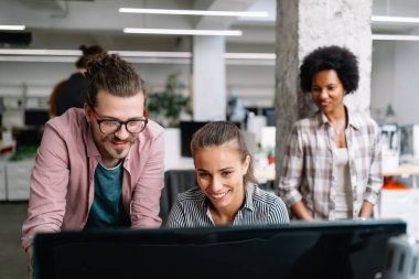 Takım beyin fırtınası yapıyor. Yeni başlatılan projeyle çalışan yaratıcı yöneticiler.