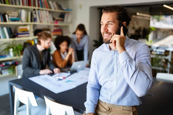 Jóvenes Socios Comerciales Que Comparten Ideas Planifican Trabajo Reunión Oficina — Foto de Stock