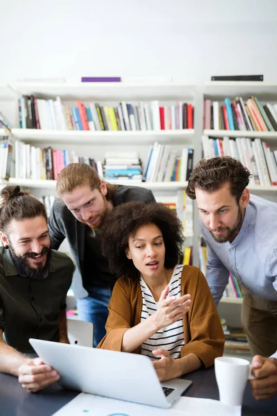 Lluvia Ideas Del Equipo Equipo Gerentes Creativos Trabaja Con Nuevo —  Fotos de Stock