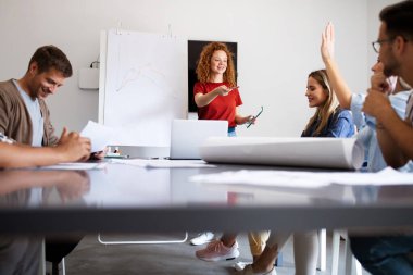 Başarılı iş adamları grubu, ofiste çalışan tasarımcılar.