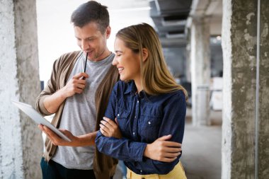 İş adamları iş yerinde eğleniyor, beyin fırtınası yapıyor ve sohbet ediyorlar.