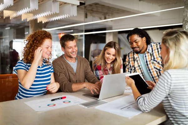 Grupo Exitosos Diseñadores Gente Negocios Arquitectos Oficinas Modernas —  Fotos de Stock