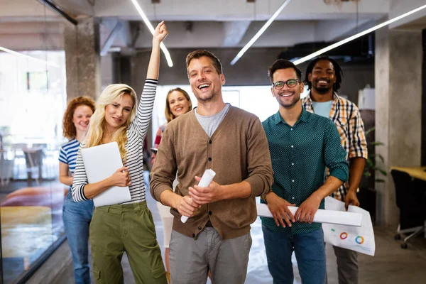 Empresa Exitosa Con Compañeros Trabajo Felices Oficina Moderna — Foto de Stock