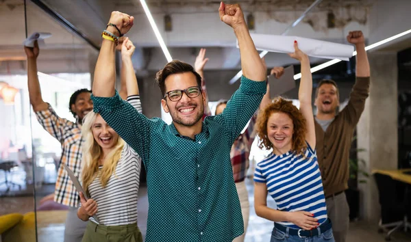 Perusahaan Yang Sukses Dengan Rekan Rekan Karyawan Yang Bahagia Kantor — Stok Foto