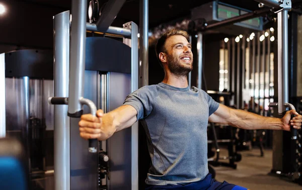 Jovem Com Equipamento Musculação Exercitando Clube Ginástica Esportiva — Fotografia de Stock