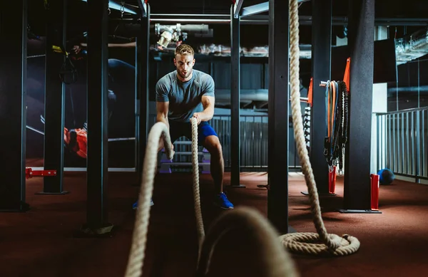 Hombre Forma Feliz Trabajando Con Cuerdas Batalla Gimnasio Fitness — Foto de Stock