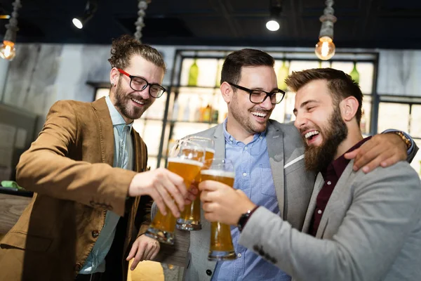 Pessoas Negócios Felizes Bebem Cerveja Depois Trabalho Pub Empresários Gostam — Fotografia de Stock