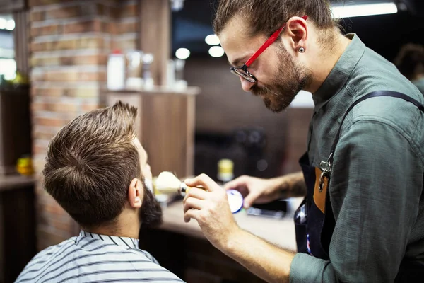 Feliz Joven Guapo Hombre Visitando Peluquero Peluquería —  Fotos de Stock