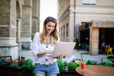 Güzel esmer kadın çalışmak, serbest çalışmak, blog yazmak, çalışmak, alışveriş yapmak için not defteri kullanıyor.