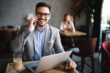 İş adamı cep telefonundan mutlu bir mesaj alıyor.