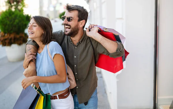 Jovem Casal Feliz Atraente Com Sacos Compras Livre Cidade — Fotografia de Stock