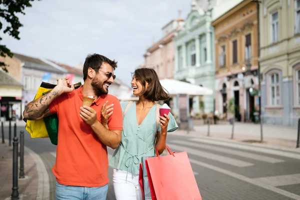 Casal Feliz Turistas Andando Uma Rua Cidade Fazer Compras Divertindo — Fotografia de Stock