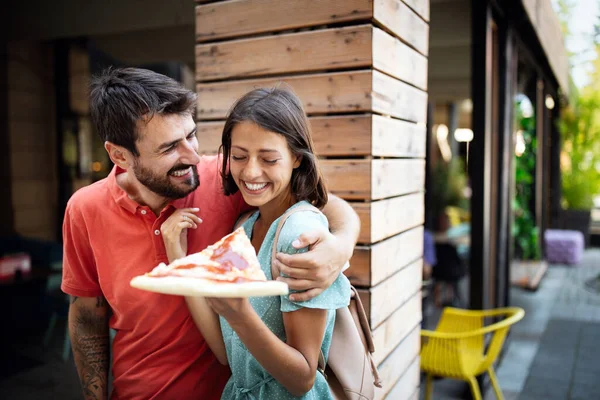 Boldog Boldog Pár Eszik Pizza Utazás Közben Nyaralás — Stock Fotó