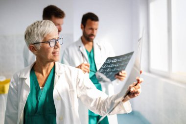 Bir grup doktor teşhis koymak için hastanede röntgen sonuçlarını inceliyor.