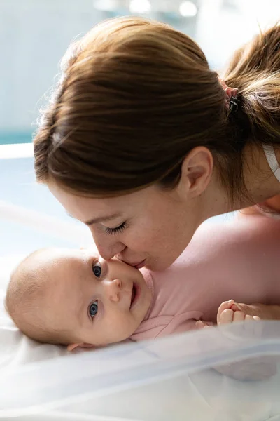 Portré Gyönyörű Szerető Anya Játszik Első Játékok Vele Baba Hálószobában — Stock Fotó