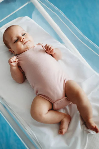 Retrato Adorável Sorridente Bebê Recém Nascido Menina — Fotografia de Stock