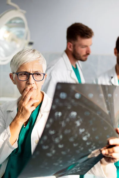 Grupo Médicos Equipo Médico Examinando Una Radiografía Hospital Para Hacer — Foto de Stock