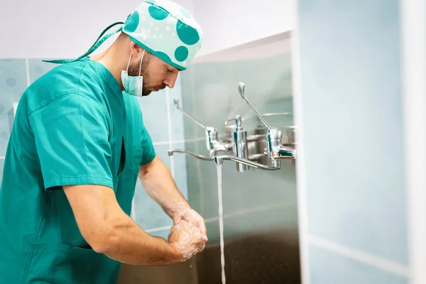Cerrah Ellerini Yıkıyor Hastanede Temizlik Için Doğru Tekniği Kullanıyor — Stok fotoğraf