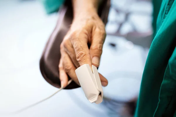 Paciente Com Oxímetro Pulso Dedo Para Monitoramento Durante Cirurgia Hospital — Fotografia de Stock