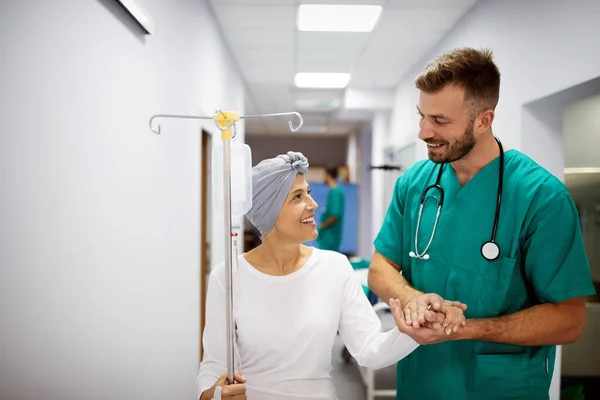 Mujer Con Cáncer Durante Quimioterapia Que Recupera Una Enfermedad —  Fotos de Stock