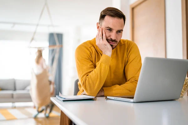 Jovem Perturbado Conta Orçamento Familiar Laptop Casa — Fotografia de Stock