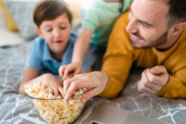 Familie Menschen Technik Und Unterhaltungskonzept Glücklicher Vater Und Sohn Mit — Stockfoto