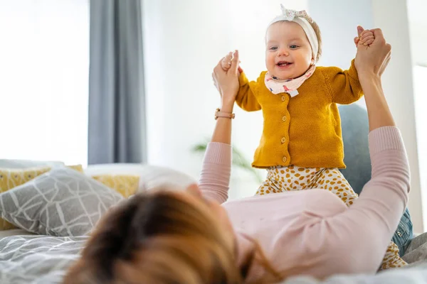 Mor Och Barn Leende Hemma Lycklig Familj — Stockfoto