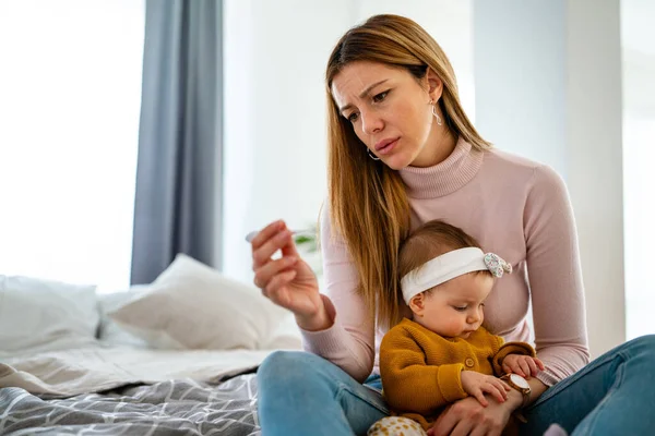 Madre Comprobando Temperatura Pequeña Hija Enferma Casa — Foto de Stock