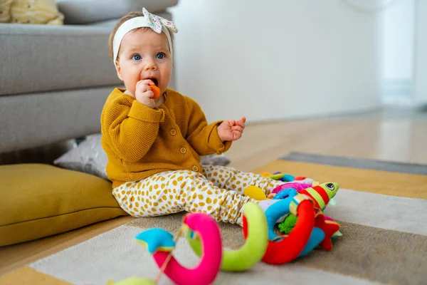 Schattige Baby Spelen Met Kleurrijk Speelgoed Thuis — Stockfoto