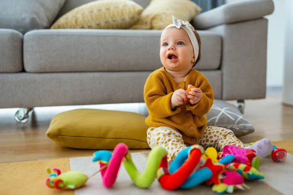 Portret Van Een Mooi Meisje Dat Thuis Speelt — Stockfoto