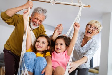 Torunlar eğleniyor, dedelerle evde oynuyorlar. Aile sevgi üretimi konsepti