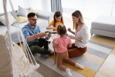 Mutlu aile evde eğleniyor. Aile sevgisi çocuk mutluluğu kavramı