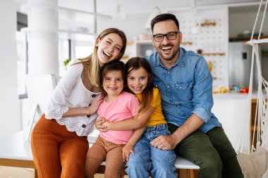 Mutlu aile evde eğleniyor. Aile sevgisi çocuk mutluluğu kavramı